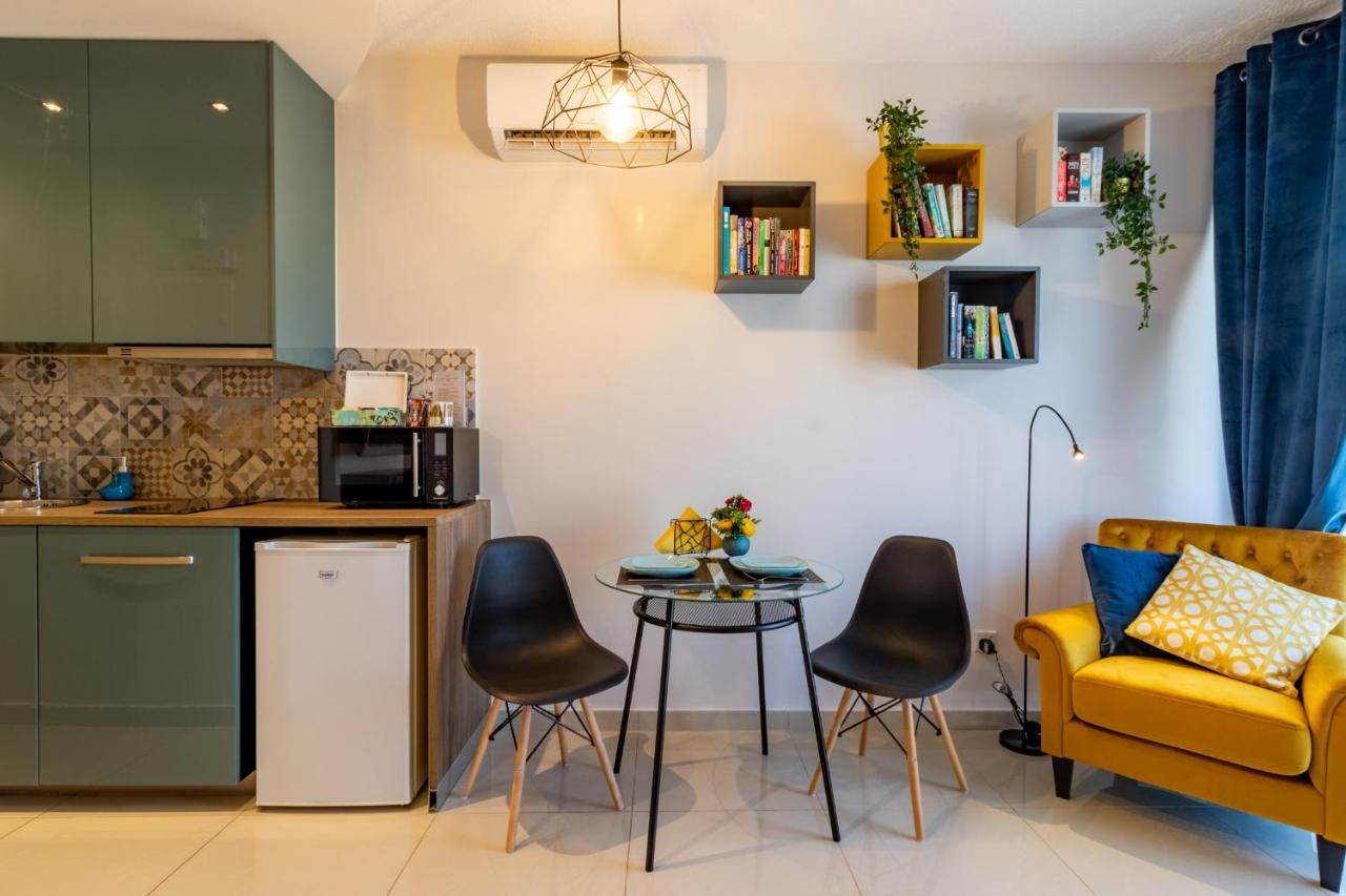 Light House - Seafront Cosy Studio With Library Paphos Eksteriør billede